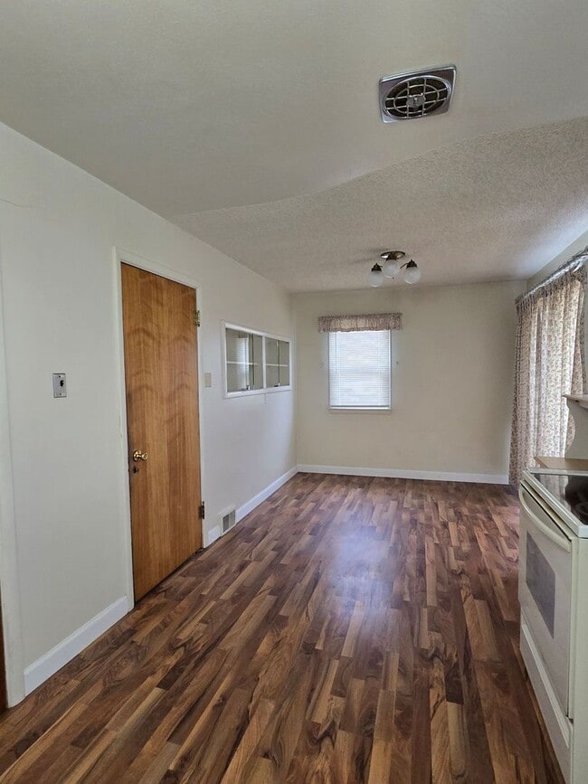 Building Photo - Eastside 4 BD w/garage