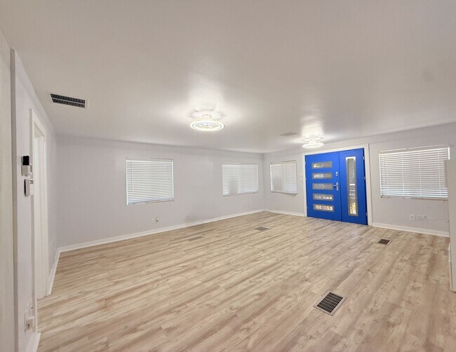 Building Photo - 545 Calle Amigos