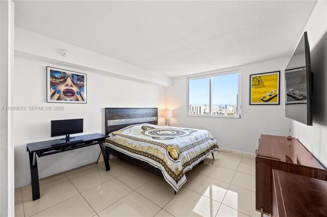 Building Photo - 1861 NW S River Dr