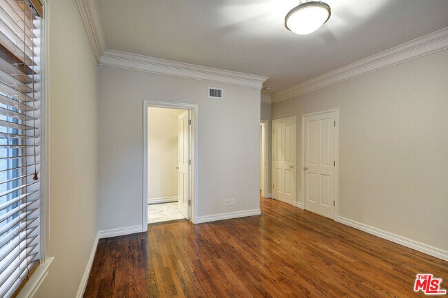 Building Photo - 149 S Rodeo Dr