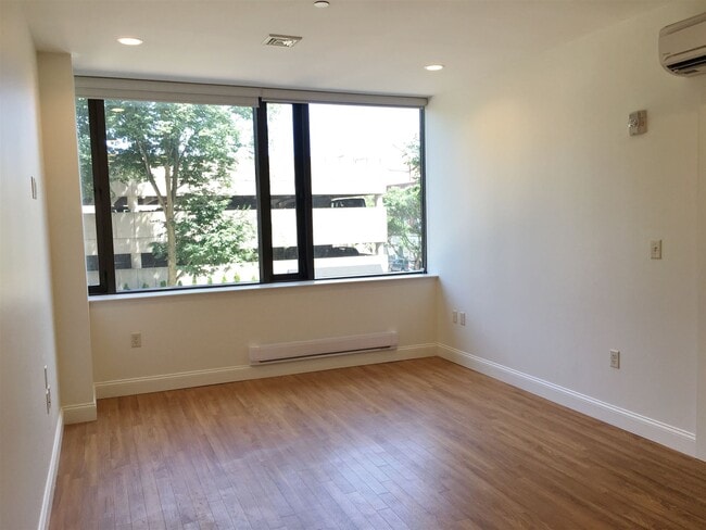 Building Photo - 875 Elm St