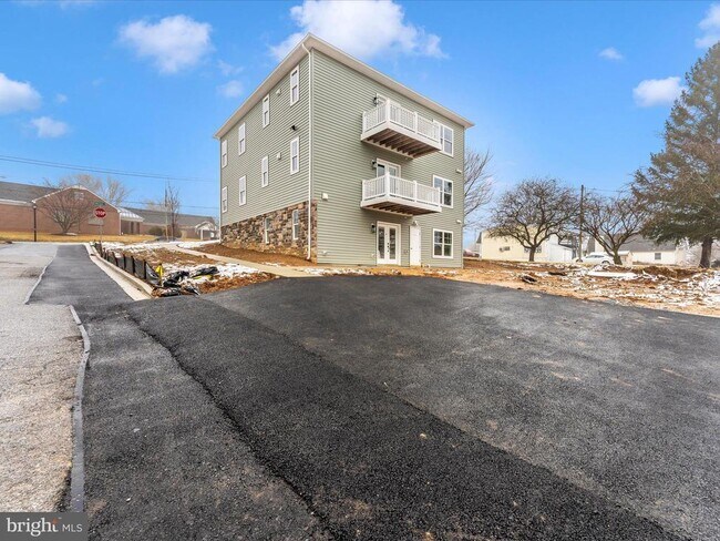 Building Photo - 406 W Green St
