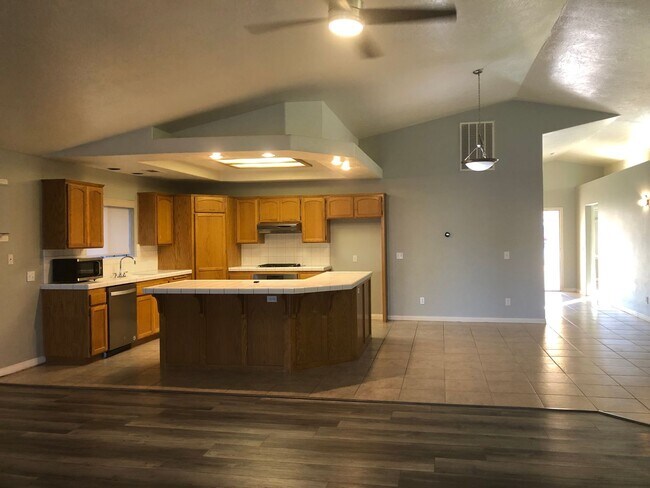 Building Photo - 3 bedroom 2 bathroom Home in Silver Lakes!...