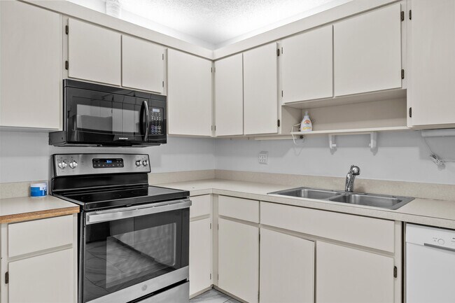 Building Photo - 8019 SE Villa Cir