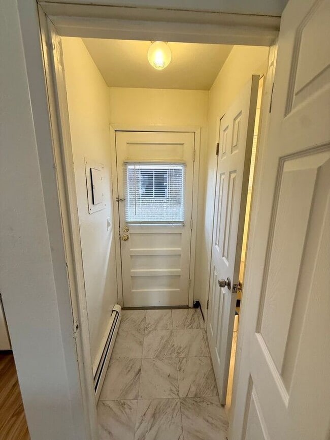 Building Photo - Beautiful 2 Bedroom Town Home! INCLUDED IN RENT: Water/Sewer/Gas/Trash