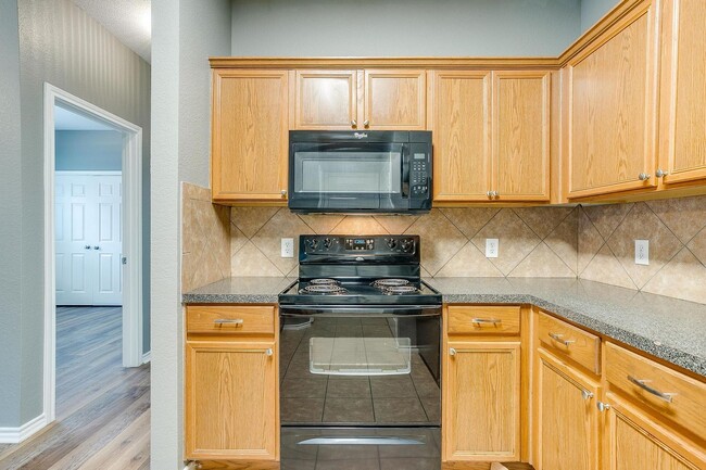 Building Photo - Walnut Street Duplex