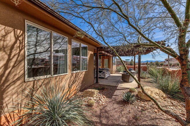 Building Photo - "Charming 3-Bedroom Retreat with 2 Baths and 2150 Sq. Ft. of Comfort in Santa Clara!"