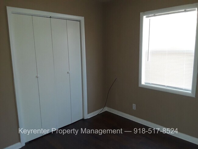 Building Photo - Spacious 4 Bedroom House