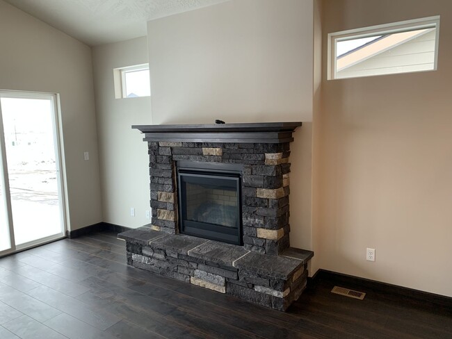 Building Photo - Newer Post Falls Home!!