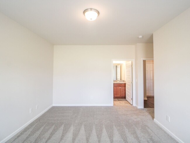 Building Photo - MOVE-IN Ready Home in New Market!