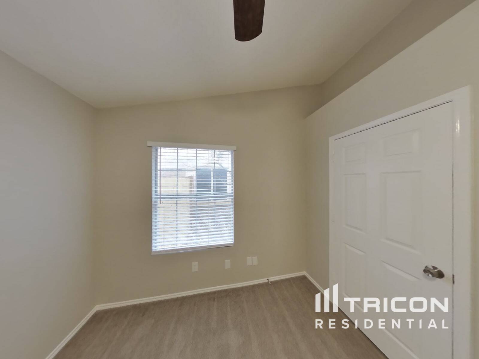 Building Photo - 2628 Dahlia Dr