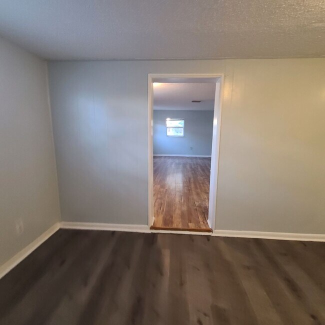 Building Photo - Charming Three Bedroom One Bathroom House ...