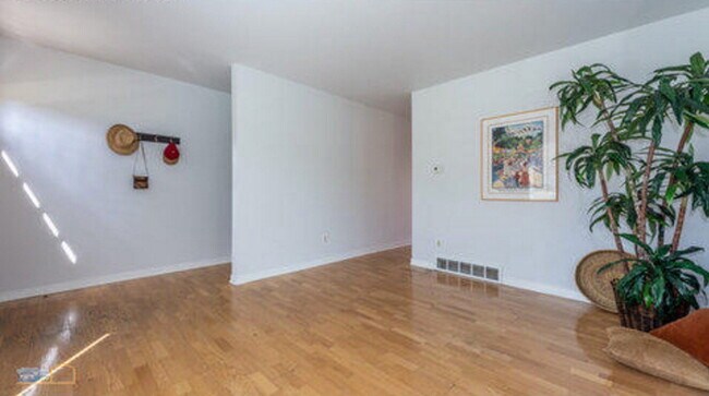Building Photo - Beautiful Townhouse in Boulder!