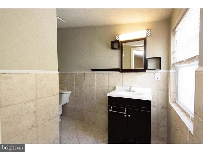 Building Photo - 374 Dehaven St
