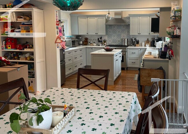Building Photo - Large 4 bed in Newton
