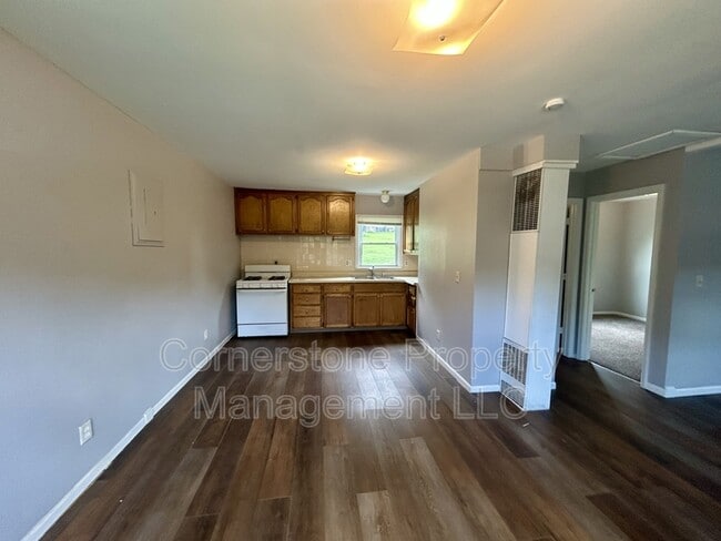 Building Photo - 8255 Lakeview Dr