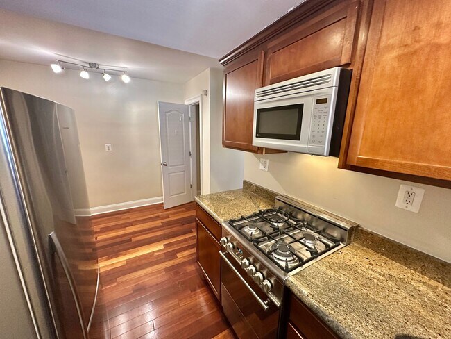 Building Photo - Enchanting Eckington 1 Bedroom Modern Condo w/Washer & Dryer