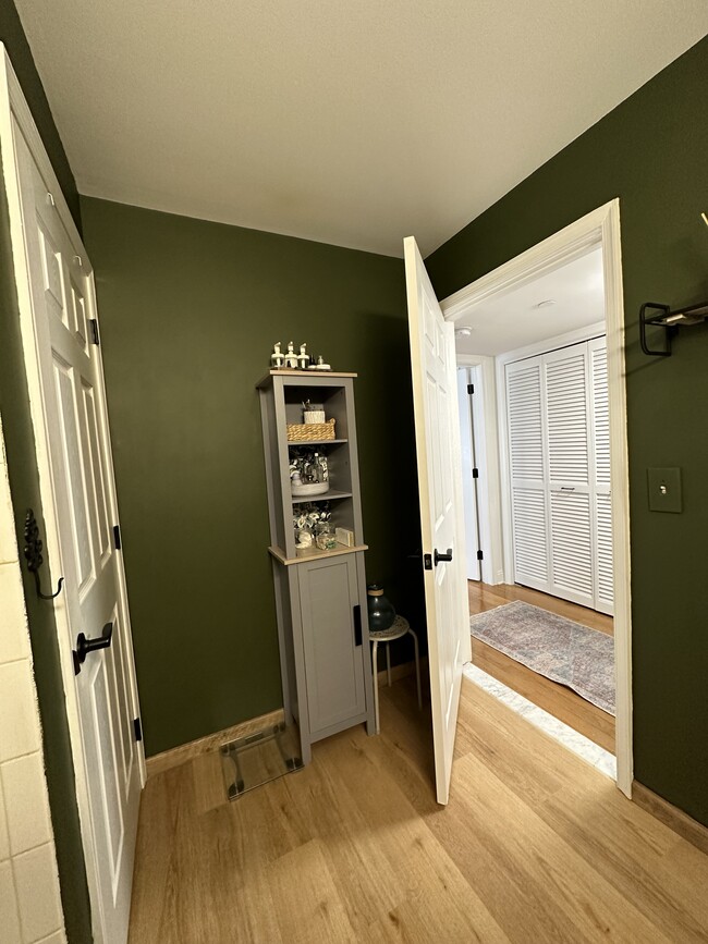 Bathroom / Linen closet - 7420 Boulevard East