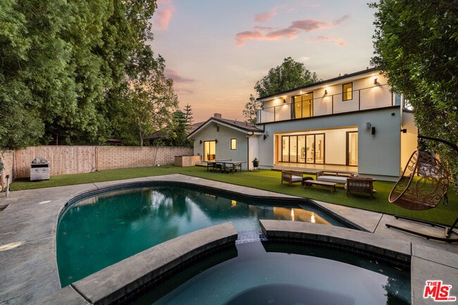Building Photo - 5062 Woodley Ave