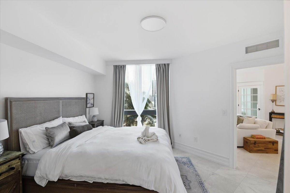 Building Photo - 350 S Miami Ave