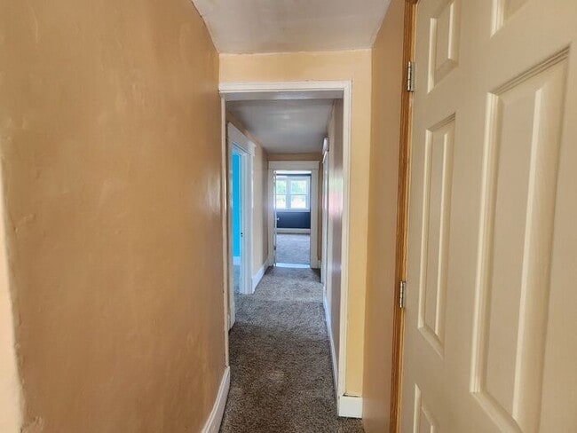 Building Photo - 5 Bedrooms 1.5 Bath on the Northeast side ...