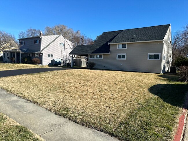 Building Photo - Renovated Pennsbury School District 4 bedroom 2 bath in North Park in Levittow PA Falls Twp.  Lar...