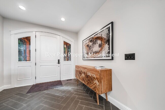 Building Photo - Gorgeous Home on Bear Mountain!