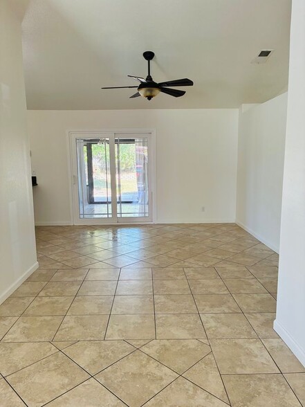 Building Photo - 45470 Clubhouse Dr