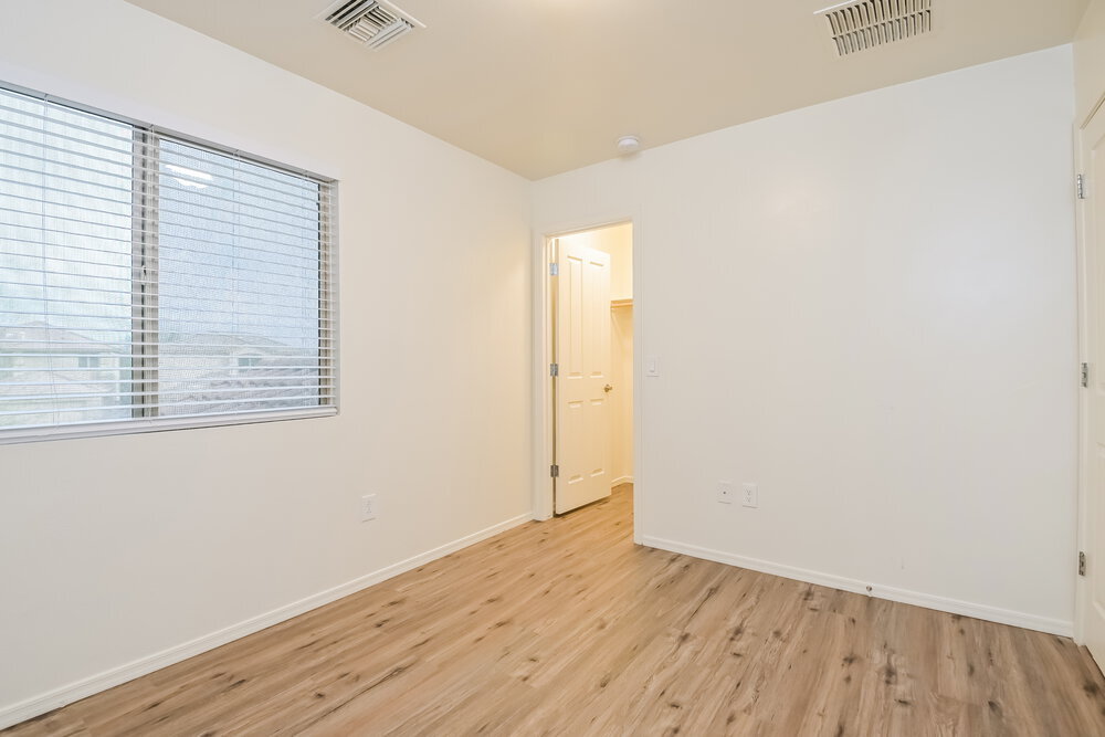 Building Photo - 933 W Calle Arroyo Norte