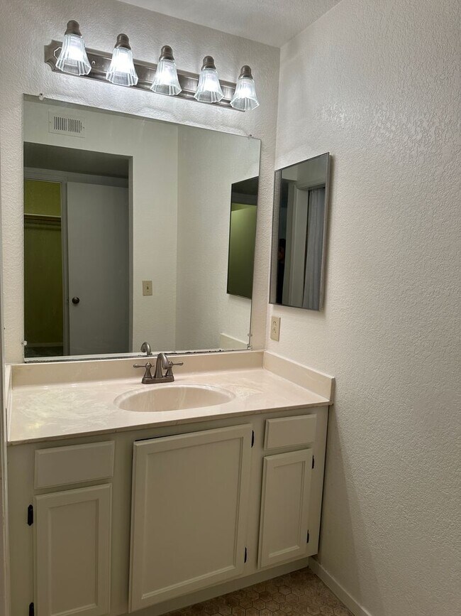 Building Photo - 495 Canyon Oaks Dr