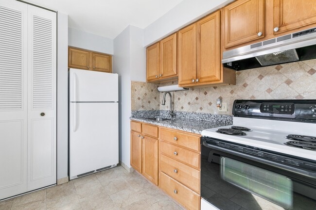 Building Photo - 6021 N Winthrop Ave