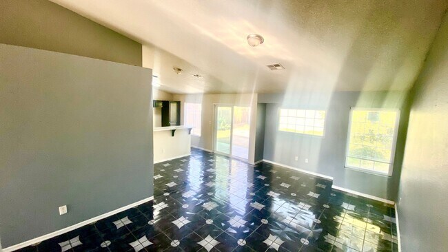 Building Photo - Enchanting Delano property just minutes fr...