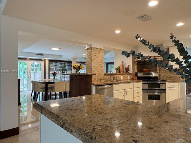 Building Photo - 6610 SW 104th Ct