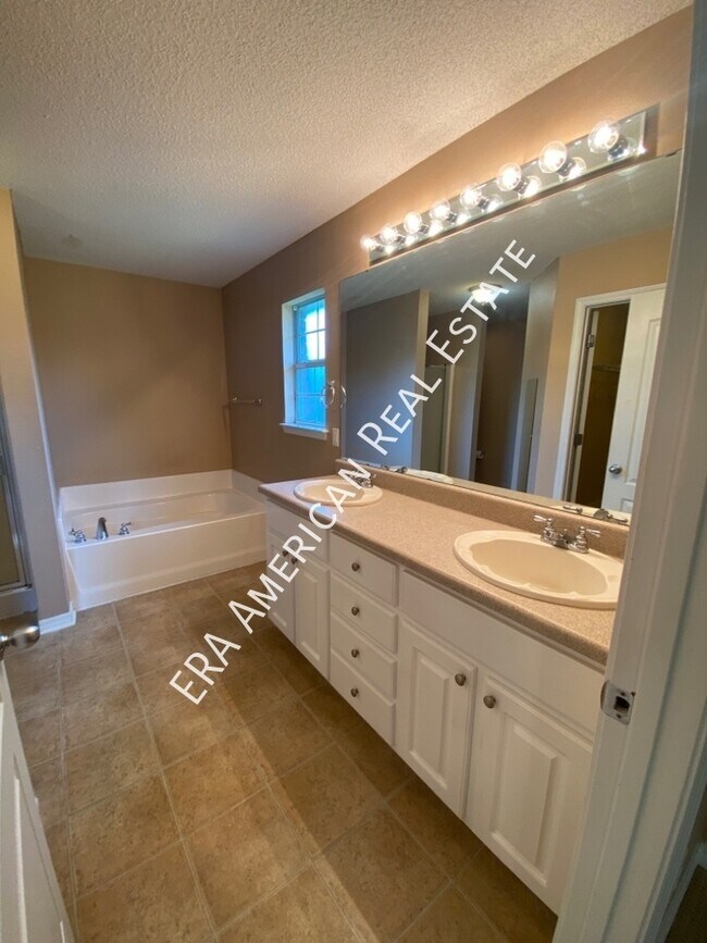 Building Photo - 1922 Everglades Dr