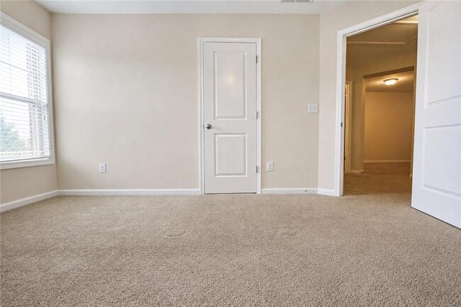 Building Photo - 2132 Greencrest Cir