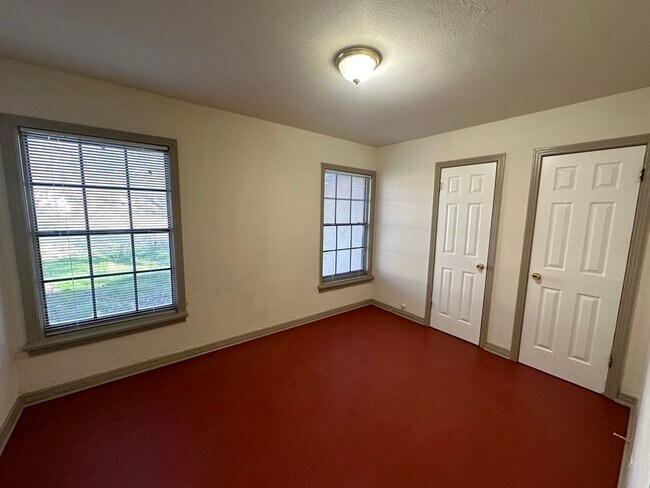 Building Photo - 1517/1519 Maple Drive