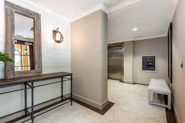 Building Photo - Top Floor Waterfront Condo - Renovated 1 B...