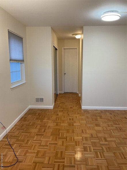 Building Photo - 430 Somerset Dr