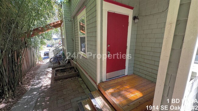 Building Photo - Classic 1 BD | 1 BA Duplex Unit - Buckman