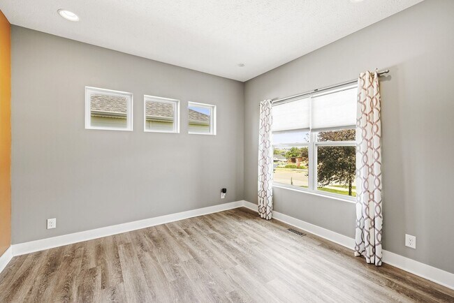 Building Photo - AVAILABLE NOW!