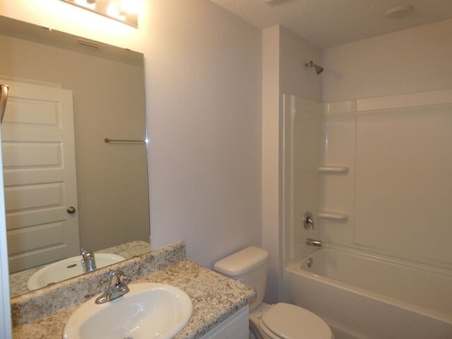 Building Photo - 3 Bed/2 Bath - Modern Upgrades
