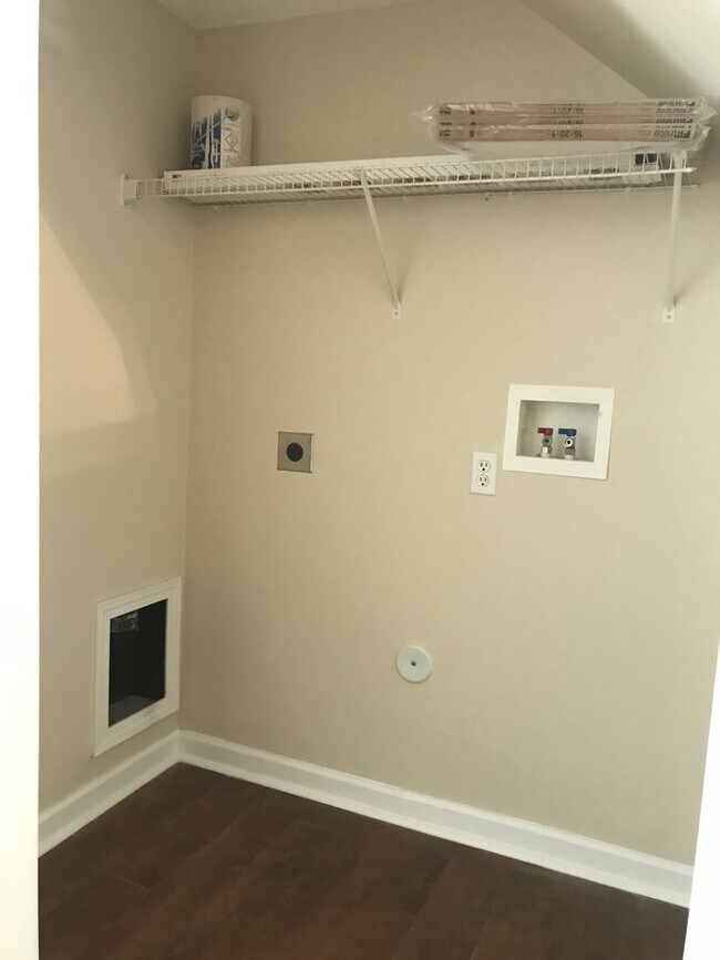 Building Photo - 3 Bedroom  2.5 Bath townhome located at  T...