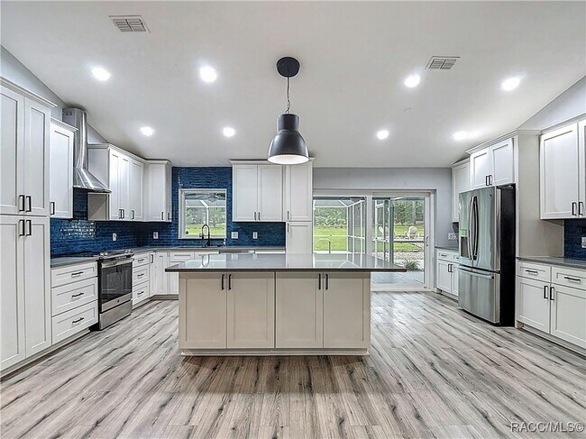 Building Photo - 884 W Massachusetts St