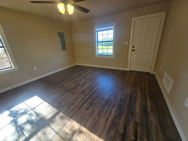 Building Photo - Modest in Mineral Wells