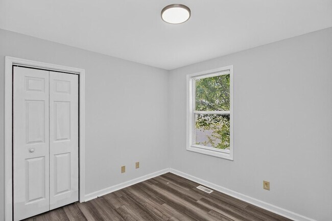 Building Photo - 1009 Lynndale Dr