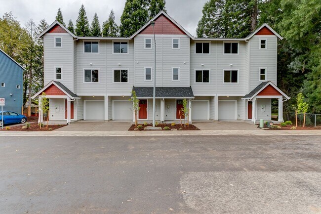 Building Photo - Air Conditioning! Beautiful Newer Construction Home!  3 Master Bedrooms!