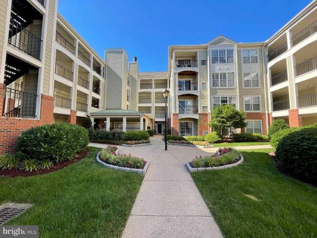 Building Photo - 1100 Quaker Hill Dr