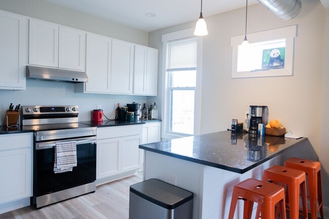 Building Photo - 800 Bridge St NW