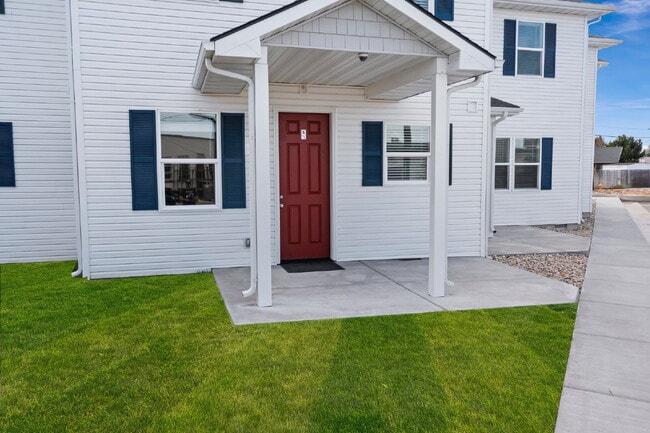 Building Photo - "Discover Comfort & Style: Spacious 3-Bed,...