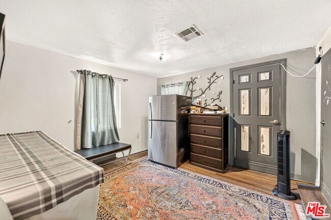 Building Photo - 6236 Lindley Ave